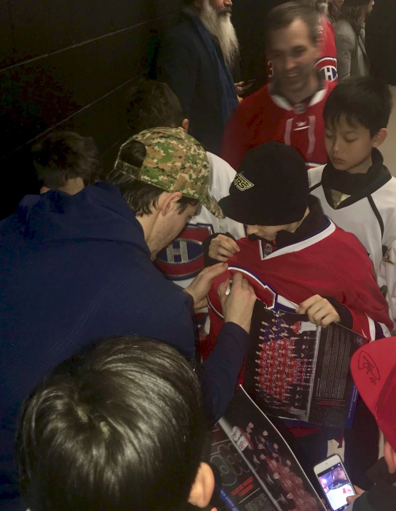 Andrew_Shaw_signing_autographs.JPG