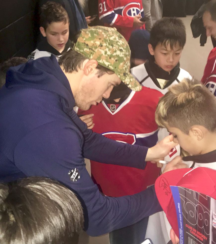 Andrew_Shaw_signing_autographs_2.JPG